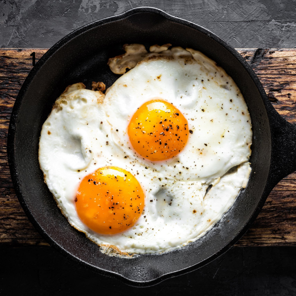 A picture of two eggs in a frying pan.