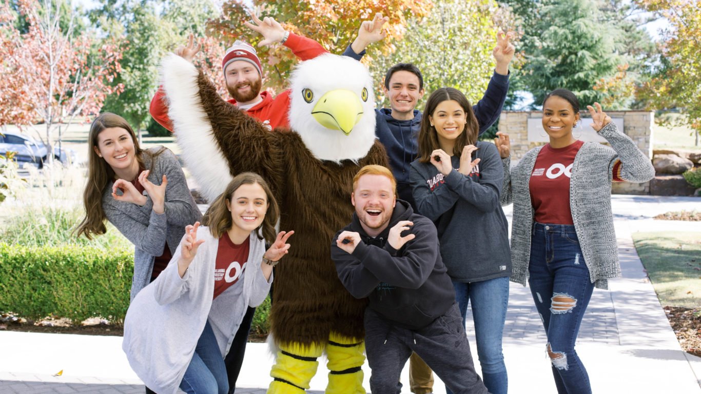 Students stand with Ike the Eagle.